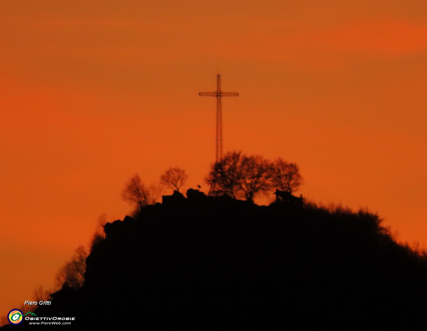 69 ...nella luce e nei colori del sole tramontato dietro lo Zucco.JPG